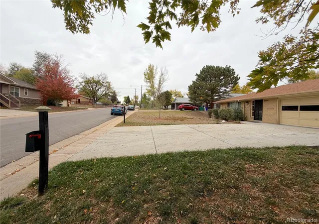 Photo 4 of House for sale at 1950 Independence St, Lakewood, CO 80215 | MLS# 4215825 | Listing updated on 2026-10-26