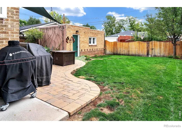 Photo 4 of Single family home for sale at 2686 Dahlia St, Denver, CO 80207 | MLS# IR1071264 | Listing updated on 2026-10-30