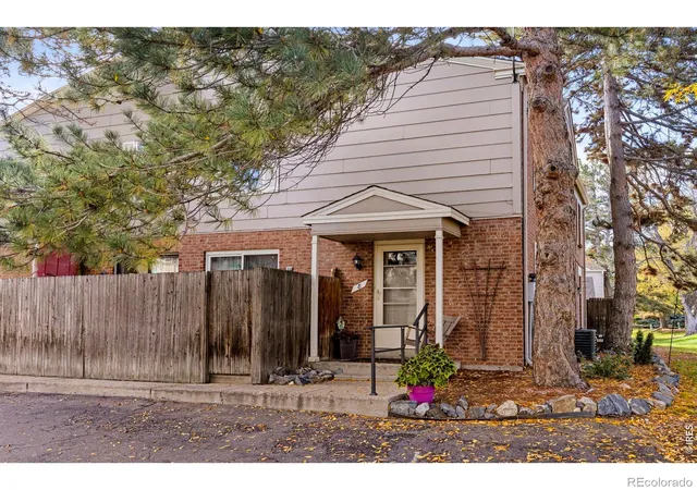 Photo 2 of Townhouse for sale at 8 Amesbury St, Broomfield, CO 80020 | MLS# IR1071265 | Listing updated on 2026-10-29