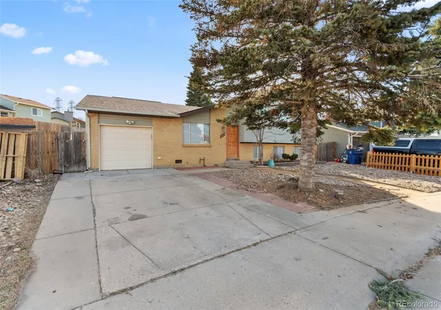 Photo 2 of Single family home for sale at 1809 S Idalia St, Aurora, CO 80017 | MLS# 9145556 | Listing updated on 2026-10-29