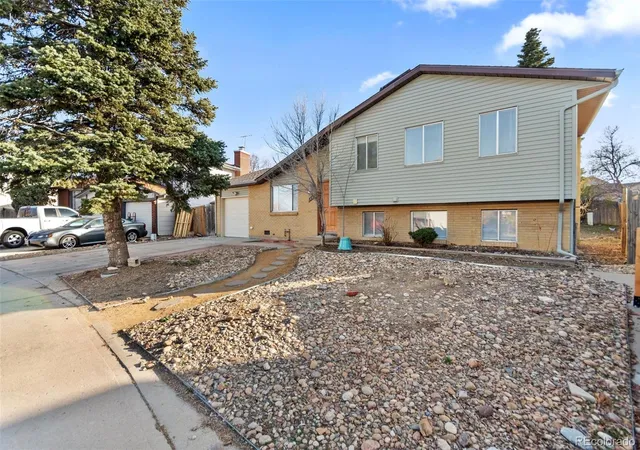 Photo 3 of Single family home for sale at 1809 S Idalia St, Aurora, CO 80017 | MLS# 9145556 | Listing updated on 2026-10-29