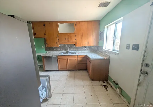 Photo 3 of Single family home for sale at 990 Tucson St, Aurora, CO 80011 | MLS# 7092289 | Listing updated on 2026-10-27