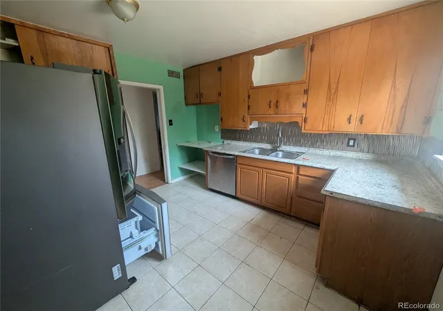 Photo 4 of Single family home for sale at 990 Tucson St, Aurora, CO 80011 | MLS# 7092289 | Listing updated on 2026-10-27