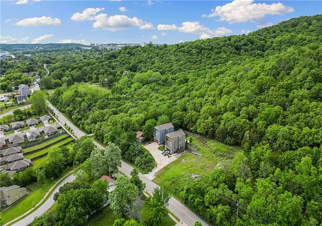 3rd image of 1066 E Huntsville Rd, Fayetteville, AR 72701 | MLS# 1307918