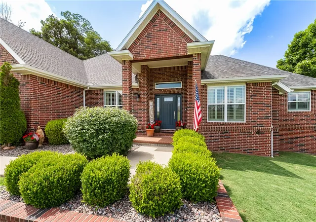 Photo 2 of Single family home for sale at 348 Whitcliff Dr, Cave Springs, AR 72718 | MLS# 1313162 | Listing updated on 2026-05-28