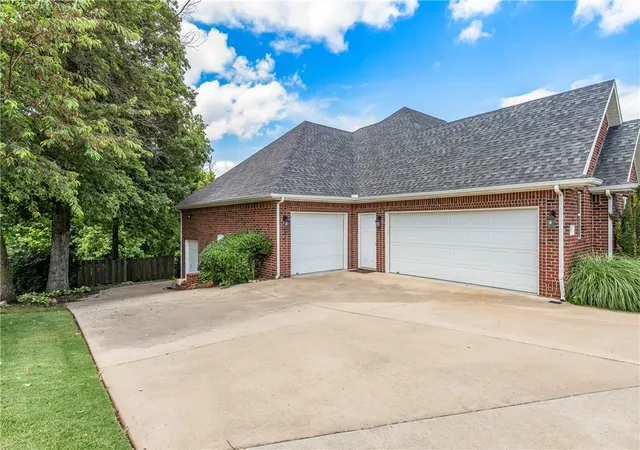 Photo 3 of Single family home for sale at 348 Whitcliff Dr, Cave Springs, AR 72718 | MLS# 1313162 | Listing updated on 2026-05-28