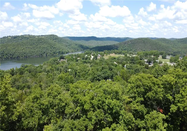 Homes for sale in Holiday Island, AR | 17 Quail Run Dr, Holiday Island, AR 72631 | MLS# 1314012