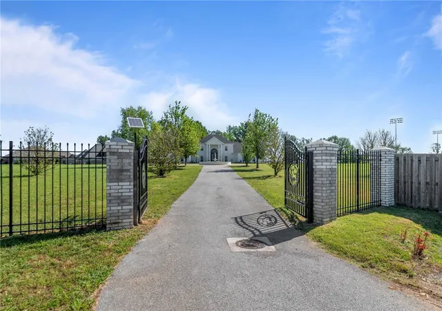 Homes for sale in Tontitown, AR | 862 Via Firenze Ave, Tontitown, AR 72762 | MLS# 1313944