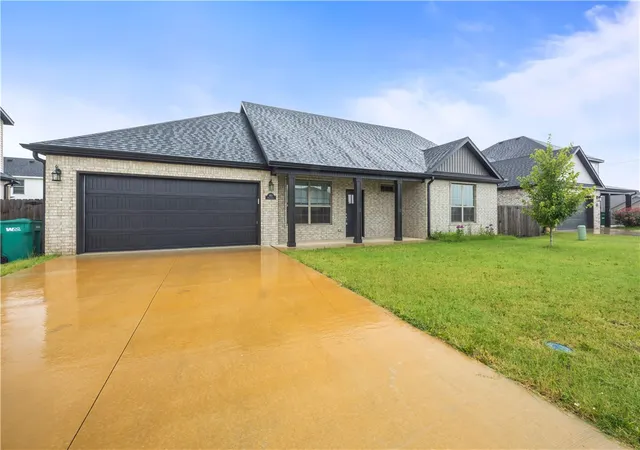 Photo 3 of Single family home for sale at 203 Vicks Cir, Centerton, AR 72719 | MLS# 1314907 | Listing updated on 2026-07-25