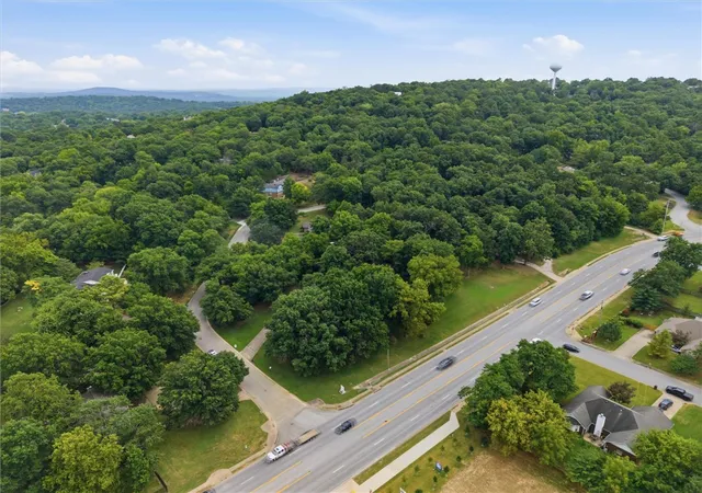 3rd image of 2825 E Inwood Ln, Fayetteville, AR 72701 | MLS# 1321359