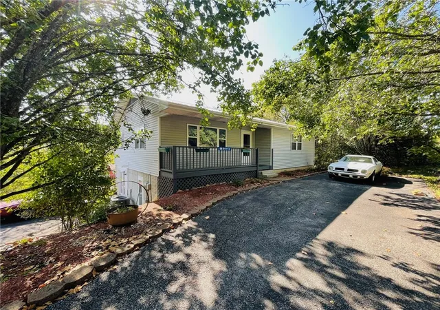 Homes for sale in Holiday Island, AR | 48 Hickory Ln, Holiday Island, AR 72631 | MLS# 1322073