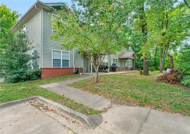 2nd image of 1429 W Netherland Way #3, Fayetteville, AR 72701 | MLS# 1322550