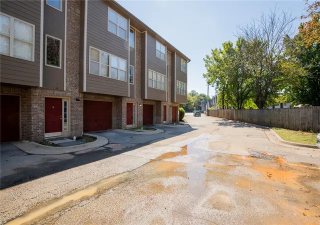 2nd image of 1866 N Scull Creek Dr #6, Fayetteville, AR 72703 | MLS# 1324193