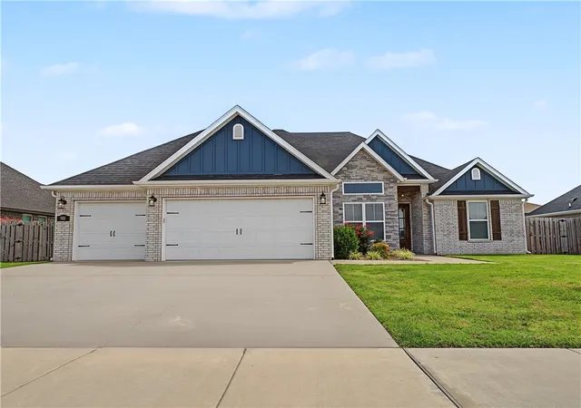 1st image of 901 Carlock Dr, Pea Ridge, AR 72751 | MLS# 1324568