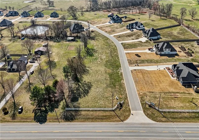 4th image of 100 Jenna Ln, Gravette, AR 72736 | MLS# 1325907