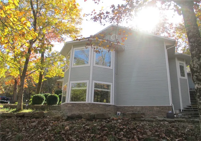2nd image of 8 Hickory Cir, Holiday Island, AR 72631 | MLS# 1327452
