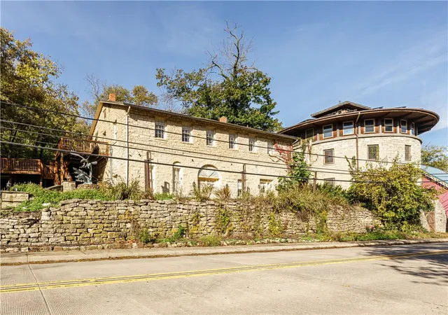 2nd image of 75 Hillside Ave, Eureka Springs, AR 72632 | MLS# 1328838