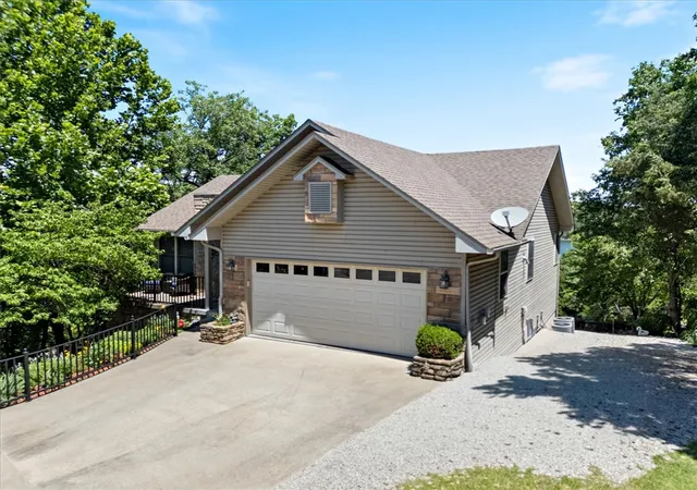 2nd image of 7 Larkspur Ln, Holiday Island, AR 72631 | MLS# 1329271