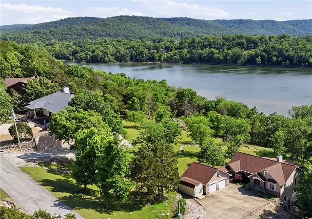 3rd image of 21 White River Ln, Holiday Island, AR 72631 | MLS# 1329726