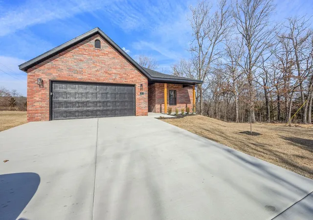 Photo 2 of Sale Pending at 1 Cardenden Ln, Bella Vista, AR 72715 | MLS# 1330307 | Listing updated on 2026-07-25