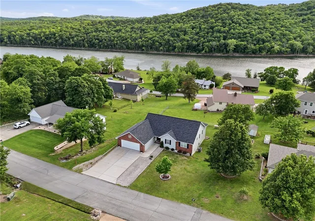 Homes for sale in Holiday Island, AR | 22 Bandy Dr, Holiday Island, AR 72631 | MLS# 1329659