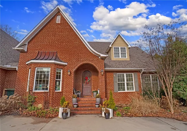 Photo 3 of Sale Pending at 1521 Skyline Vista Ct, Russellville, AR 72802 | MLS# 1331423 | Listing updated on 2026-07-24