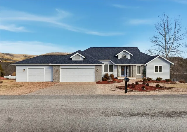 Homes for sale in Holiday Island, AR | 2 Fairway Dr, Holiday Island, AR 72631 | MLS# 1332623