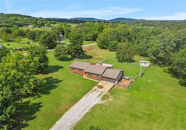 2nd image of 11322 Sw Campbell Rd, Fayetteville, AR 72701 | MLS# 1333624