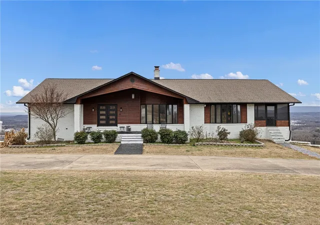 Homes for sale in Russellville, AR | 11 Bluff Dr, Russellville, AR 72802 | MLS# 1334107