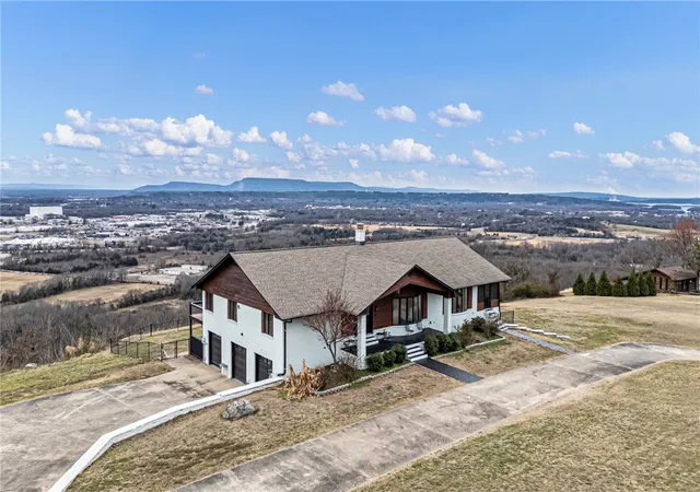 Homes for sale in Russellville, AR | 11 Bluff Dr, Russellville, AR 72802 | MLS# 1334107