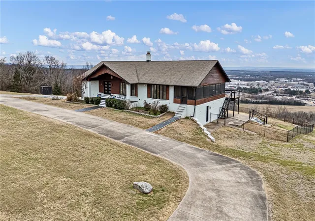 Homes for sale in Russellville, AR | 11 Bluff Dr, Russellville, AR 72802 | MLS# 1334107