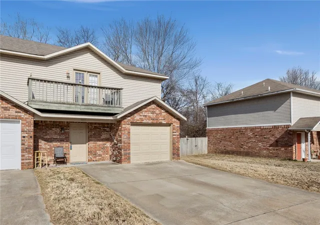 2nd image of 922 Peachtree Dr, Fayetteville, AR 72703 | MLS# 1334456