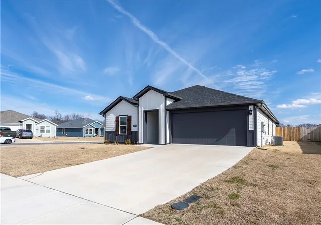 Homes for sale in Siloam Springs, AR | 2009 N Fleetwood Ln, Siloam Springs, AR 72761 | MLS# 1335427
