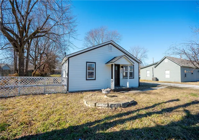 2nd image of 806 S Powell St, Springdale, AR 72764 | MLS# 1335855
