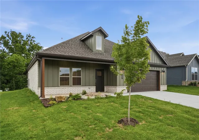 2nd image of 407 W Hondo St, Siloam Springs, AR 72761 | MLS# 1336012