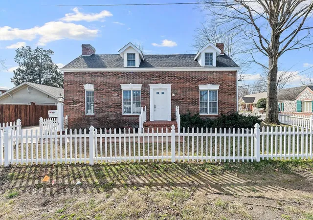 Photo 1 of Single family home for sale at 609 Jefferson St, Bentonville, AR 72712 | MLS# 1336734 | Listing updated on 2026-04-22