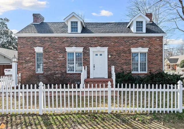 Photo 2 of Single family home for sale at 609 Jefferson St, Bentonville, AR 72712 | MLS# 1336734 | Listing updated on 2026-04-22