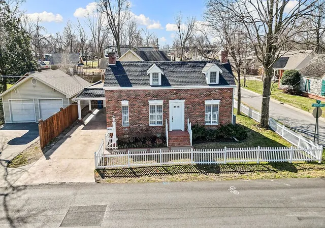 Photo 3 of Single family home for sale at 609 Jefferson St, Bentonville, AR 72712 | MLS# 1336734 | Listing updated on 2026-04-22