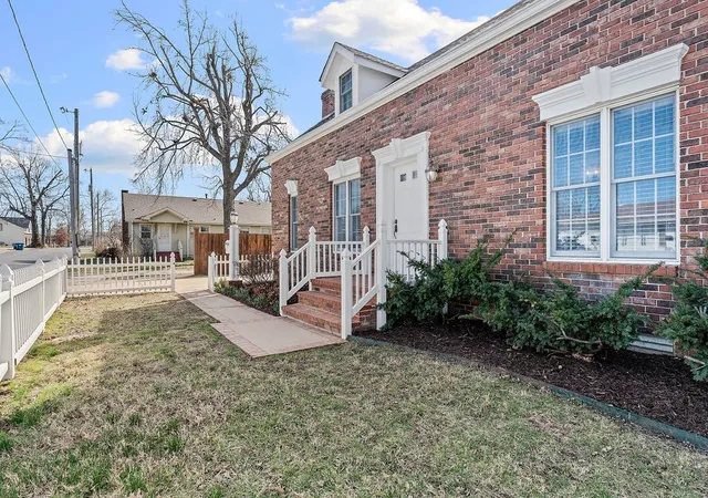 Photo 3 of Single family home for sale at 609 Jefferson St, Bentonville, AR 72712 | MLS# 1336734 | Listing updated on 2026-04-22