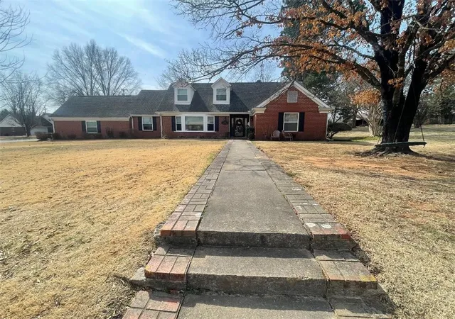 2nd image of 101 S Circle Dr, Clarksville, AR 72830 | MLS# 1337058