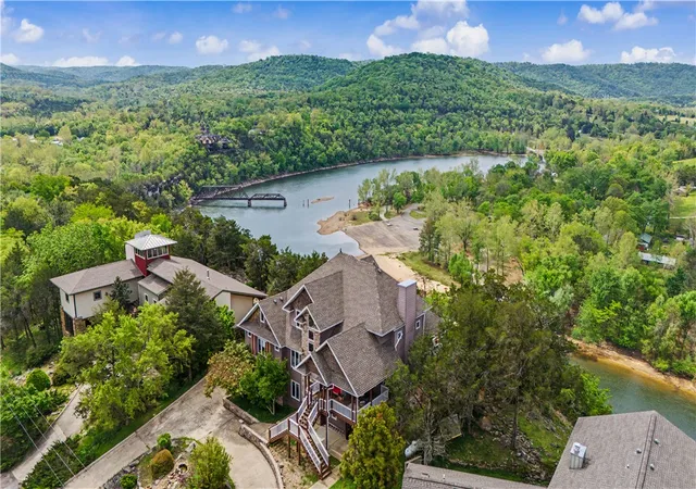 2nd image of 83 Sailboat Dr, Holiday Island, AR 72631 | MLS# 1337439