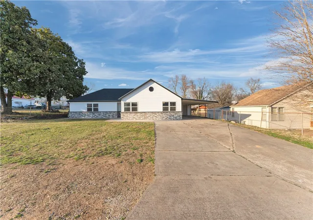 Homes for sale in Huntsville, AR | 402 Phillips Ave, Huntsville, AR 72740 | MLS# 1337260