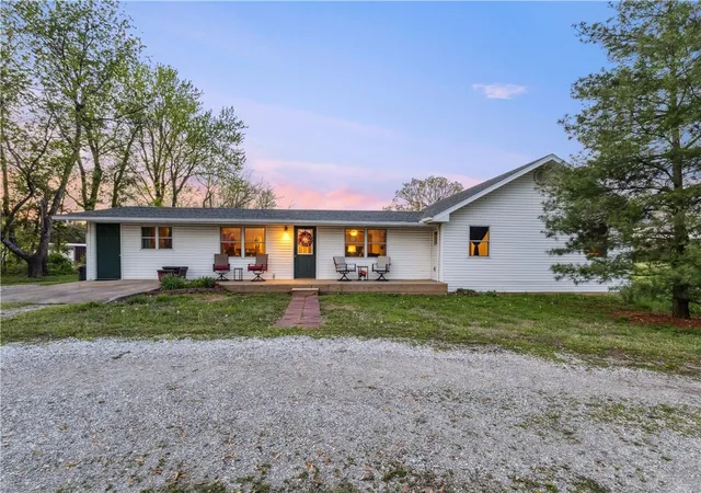 2nd image of 9125 Farm Road 2140, Cassville, MO 65625 | MLS# 1337861