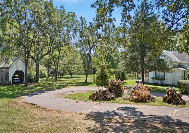 2nd image of 226 Lee St, Clarksville, AR 72830 | MLS# 1336414