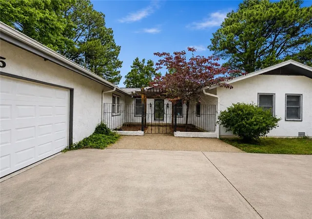 2nd image of 315 Fairway Ln, Fayetteville, AR 72701 | MLS# 1338011