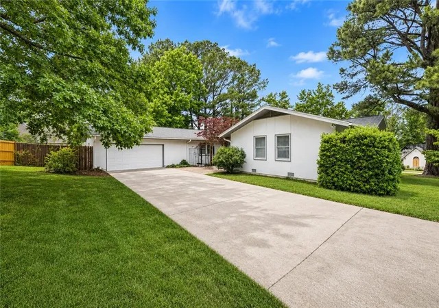 3rd image of 315 Fairway Ln, Fayetteville, AR 72701 | MLS# 1338011