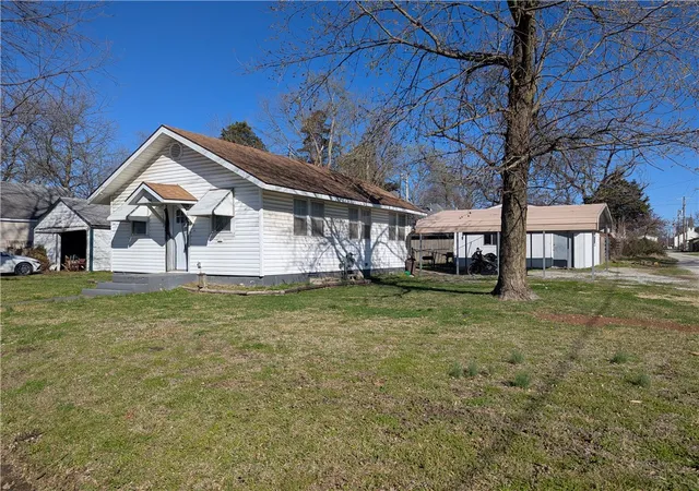 Homes for sale in Gentry, AR | 104 W 3rd St, Gentry, AR 72734 | MLS# 1338282