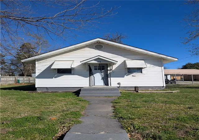 Homes for sale in Gentry, AR | 104 W 3rd St, Gentry, AR 72734 | MLS# 1338282