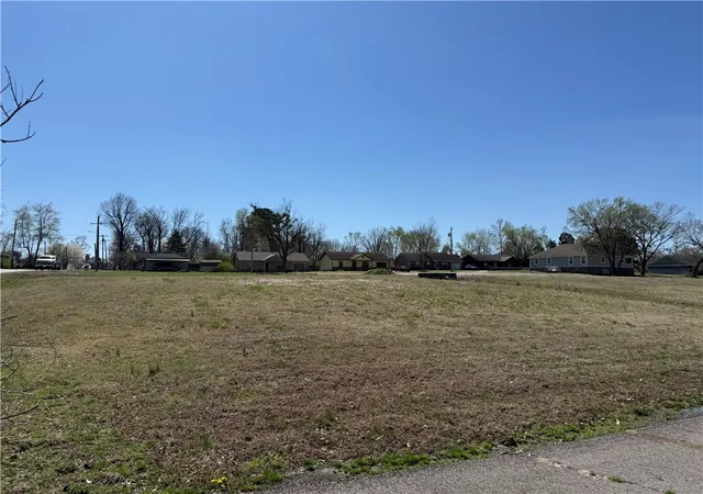 3rd image of 104 W Houston St, Lavaca, AR 72941 | MLS# 1338763