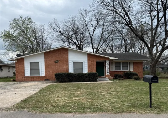 1st image of 1008 E I St, Russellville, AR 72801 | MLS# 1338644